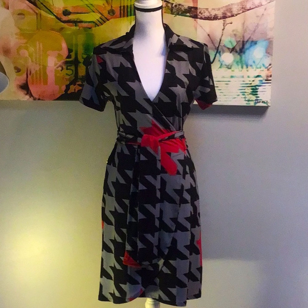 TRACY NEGOSHIAN COLLARED WRAP DRESS SIZE SM.